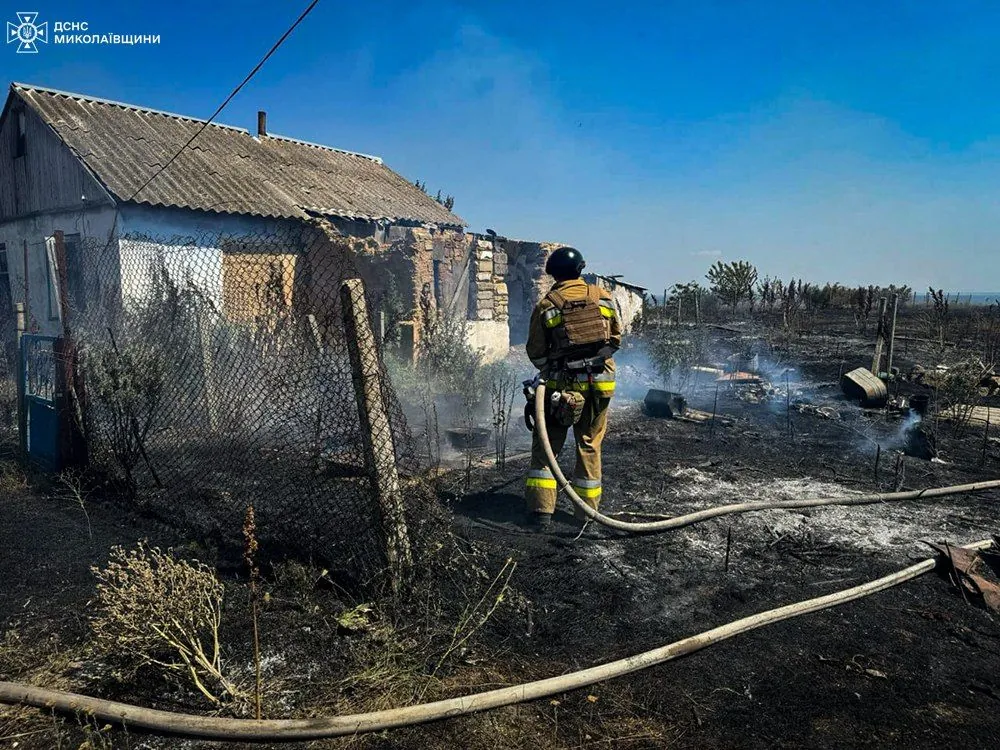 Occupants hit a residential area in Mykolaiv region: fires broke out, midwifery unit was damaged