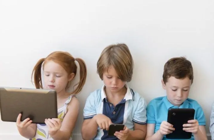 Психолог про дитячу залежність від смартфонів: чарівної палички не існує, але має бути системність