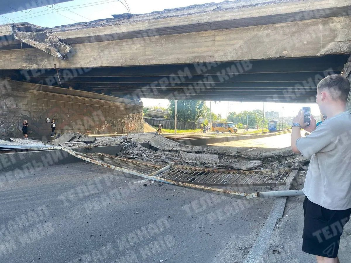 В Киеве обрушился мост: что известно