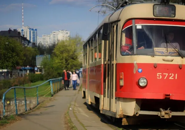 Через обвал частини шляхопроводу: у Києві затримується частина трамваїв