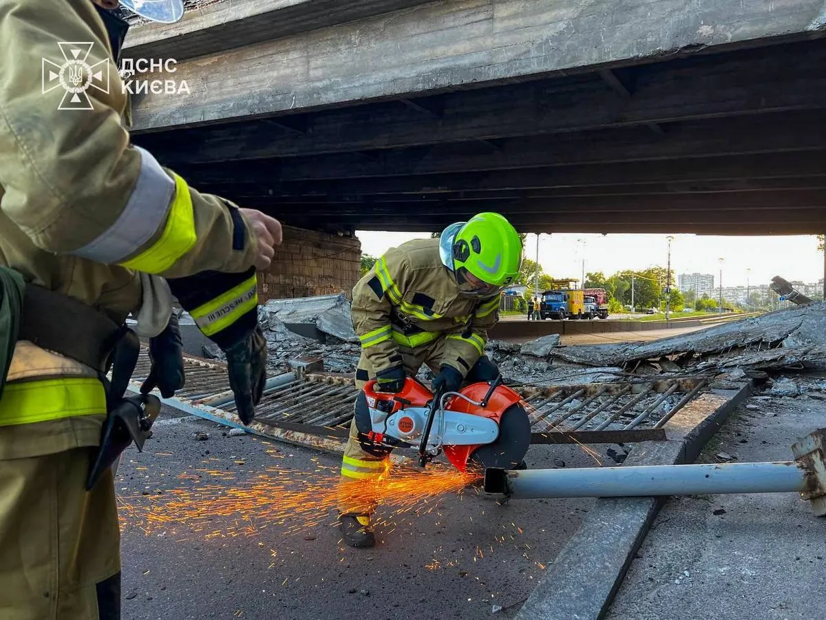 Обвал Повітрофлотського шляхопроводу: рятувальники розчищають дорогу від зруйнованих конструкцій