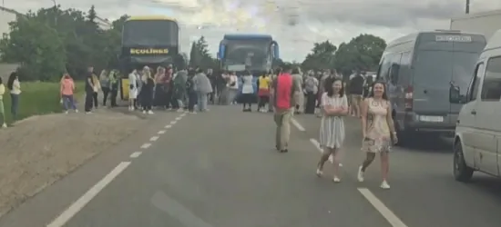 На Тернопольщине пассажиры автобуса блокировали трассу из-за того, что водителя забрали представители ТЦК: что известно