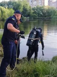 The body of a man was pulled out of a pond in the Dnipro District of Kiev