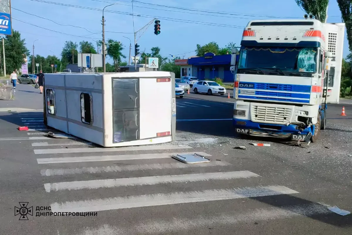 У Кривому Розі маршрутка зіткнулися з вантажівкою: постраждали 21 пасажир та водій мікроавтобуса