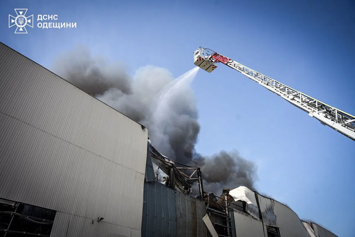 Масштабный пожар в Одессе после атаки рф потушили: спасатели показали ликвидацию последствий
