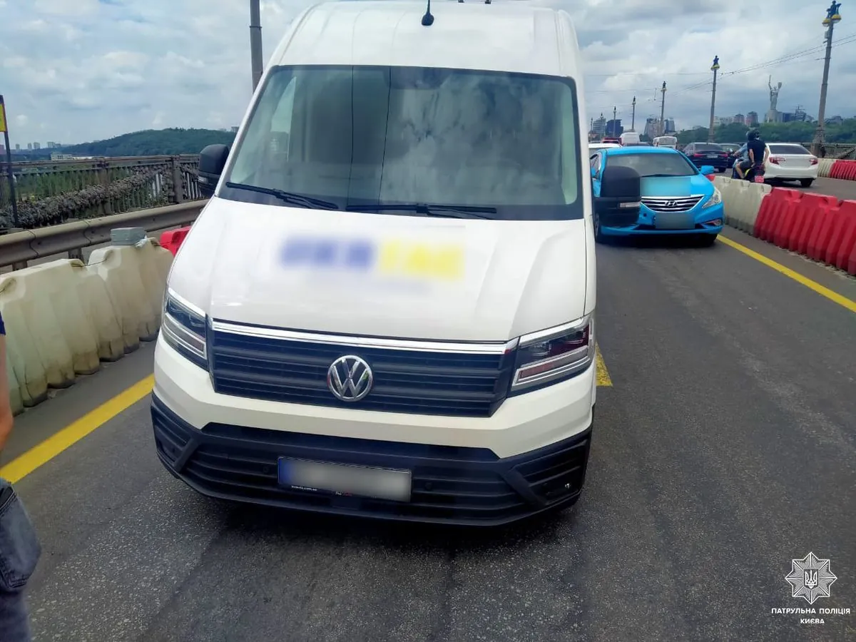 at-the-truck-on-the-capitals-paton-bridge-on-the-move-a-wheel-flew-off-another-car-was-damaged