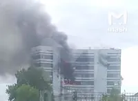 В рф горит здание НИИ, который производит радиокомпоненты: люди выбивают окна, чтобы не задохнуться
