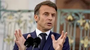 Macron says he would continue the dialog with Putin