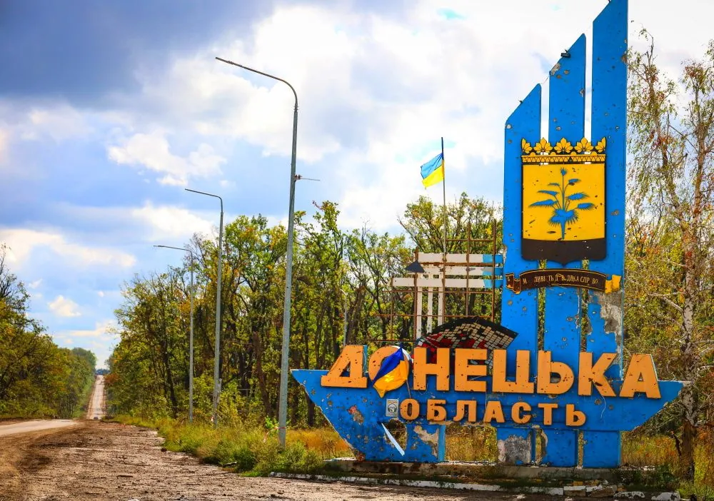 Враг атаковал железнодорожную инфраструктуру Донецкой области: ранены железнодорожники, есть повреждения