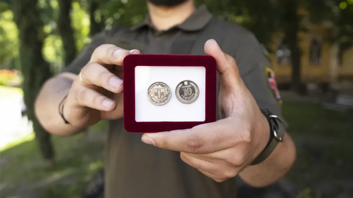 Нацбанк представил новую 10-гривневую монету, которая посвящена боевым медикам