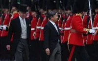 Король Чарльз ІІІ приветствует японского императора Нарухито с государственным визитом в Британии