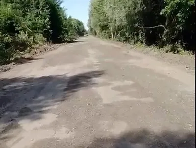 In Chernihiv region, they began to repair the road along which an ambulance barely took a woman with a stroke to the hospital (video)