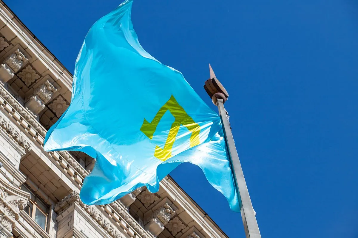 На флагштоке КГГА подняли крымскотатарский флаг