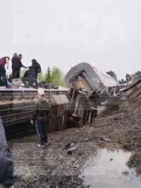 В рф сошел с рельсов поезд Воркута-Новороссийск, по меньшей мере 7 человек пострадали