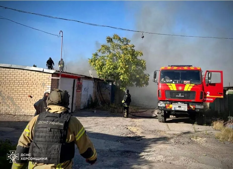 У Херсоні рятувальники потрапили під повторний ворожий обстріл, є поранені