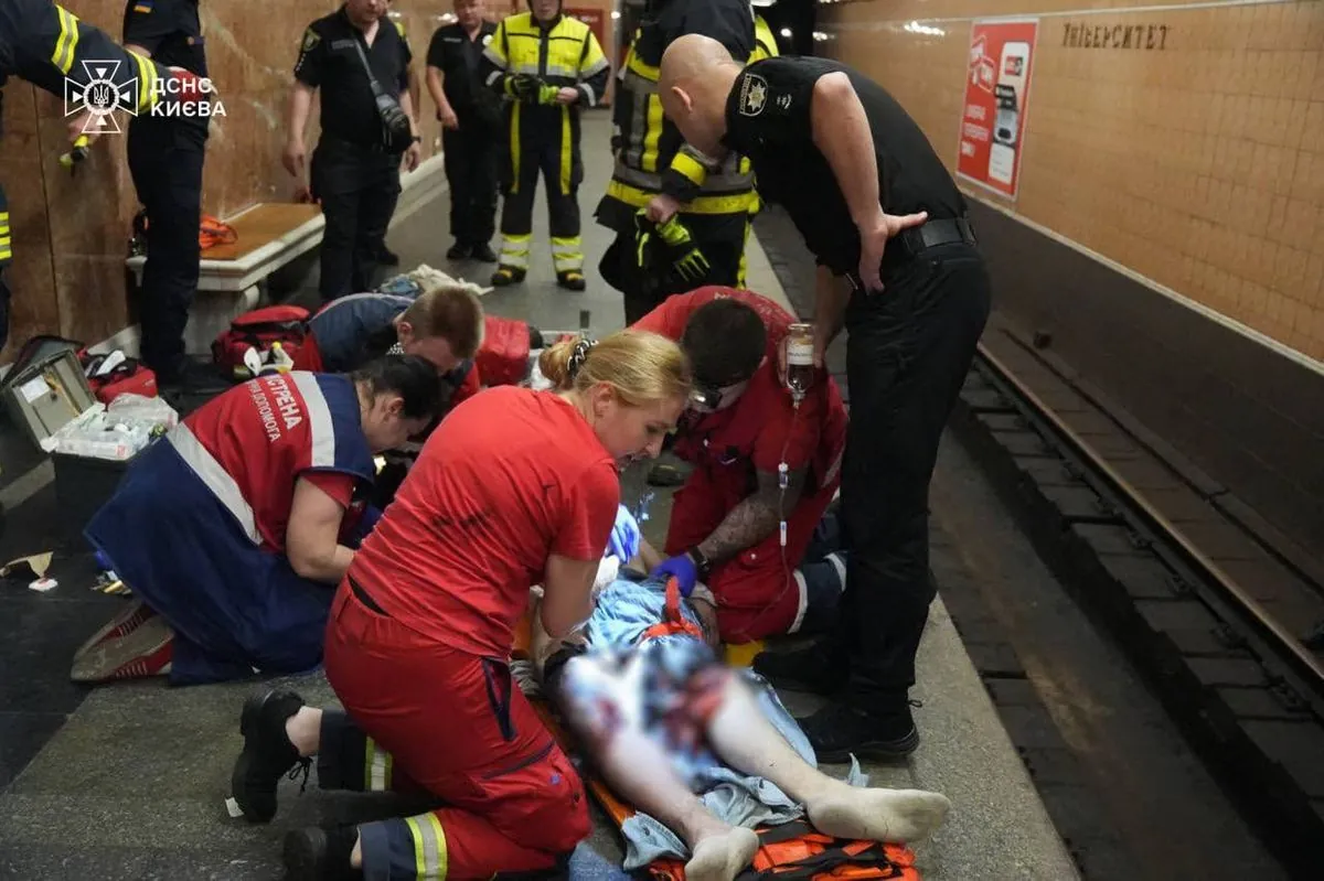 В Киеве мужчину вытащили из-под вагона метро: в ГСЧС говорят, у него шок, ампутации ног не было