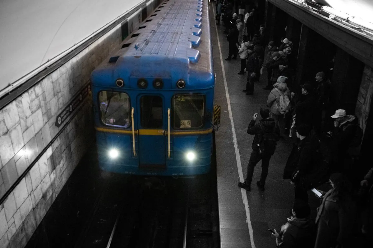 "Красная" ветка метро Киева возобновила нормальную работу после падения мужчины под поезд