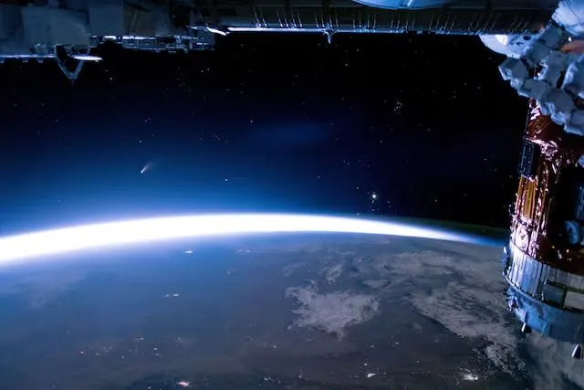 російський супутник розпався на 100 уламків поруч з Міжнародною космічною станцією