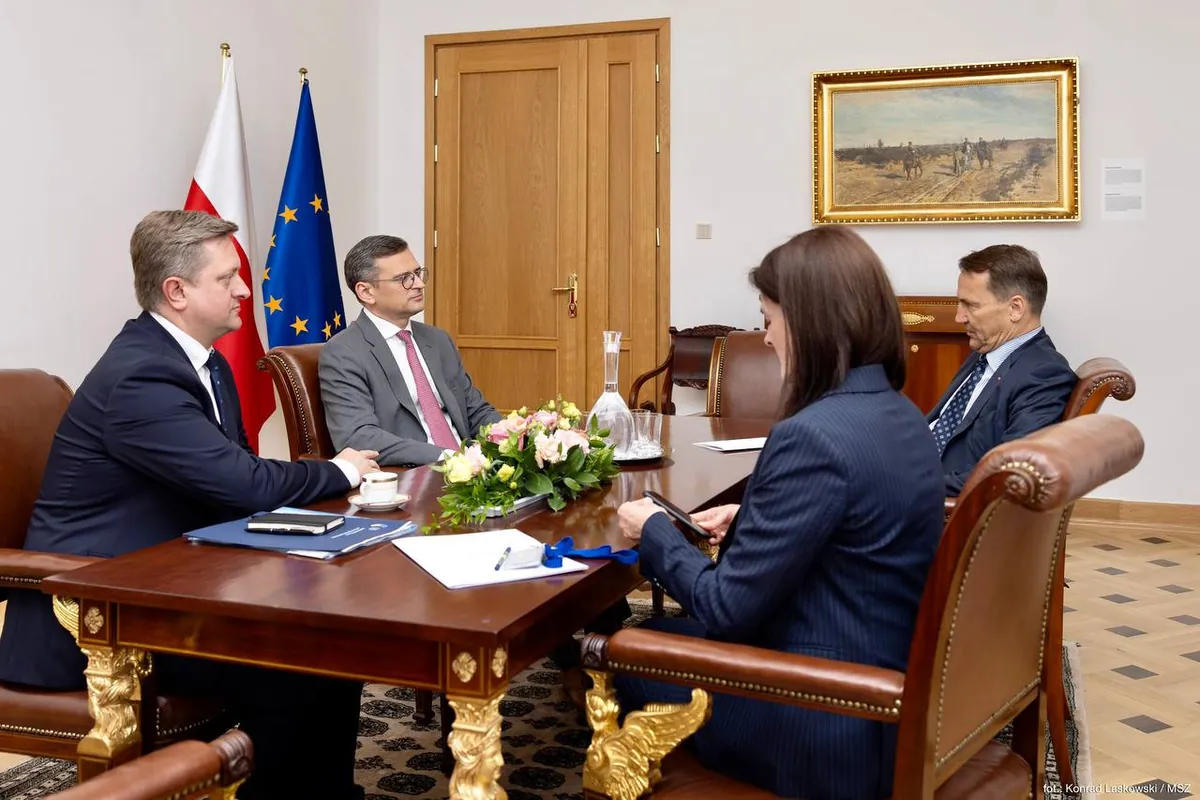 Кулеба обсудил соглашение по безопасности и военную поддержку Украины с главой МИД Польши