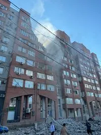 Ракетний удар рф по Дніпру: кількість постраждалих зросла до 6, у квартирах заблоковані люди 