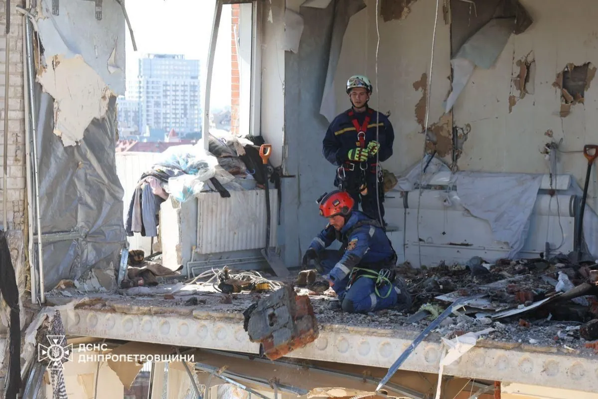 rescuers-continue-to-search-for-missing-persons-under-the-rubble-of-the-dnipro-river-after-russian-strike
