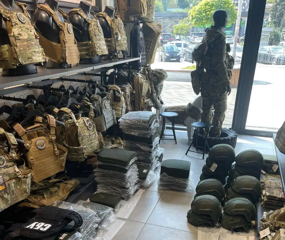 entrepreneur-imported-helmets-and-plates-for-bulletproof-vests-for-sale-under-the-guise-of-humanitarian-aid-for-the-national-guard-he-is-suspected