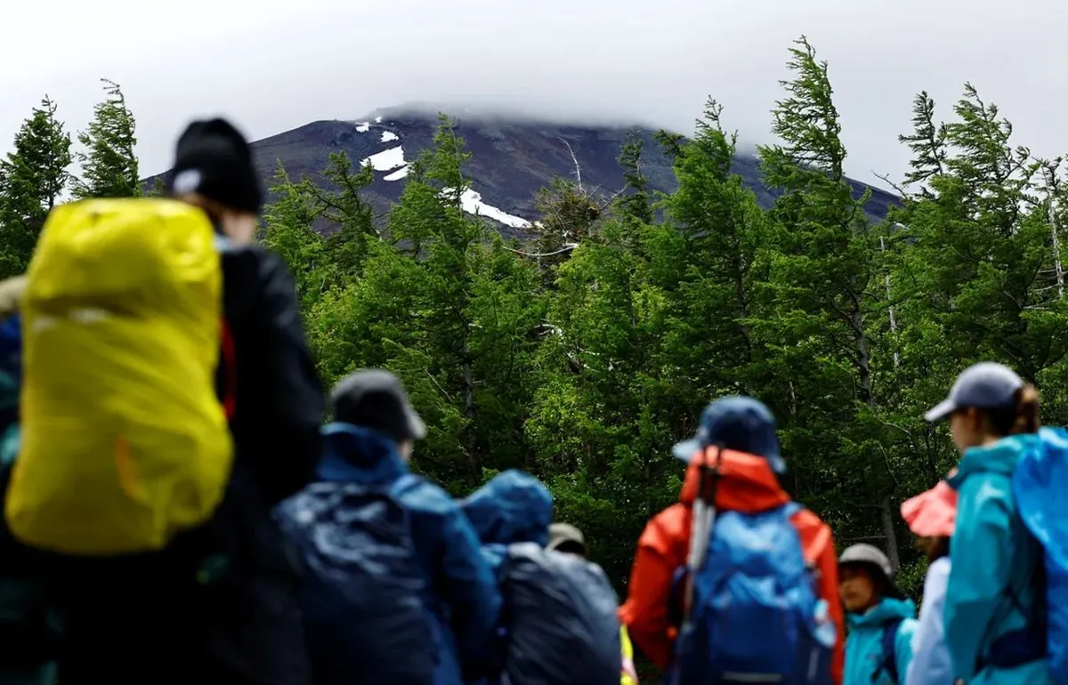 Japanese authorities introduce a fee for tourists to climb Mount Fuji