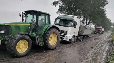Uncontrolled movement of large vehicles - the Restoration Agency named the reason for the destruction of the road in Chernihiv region, which was repaired by people