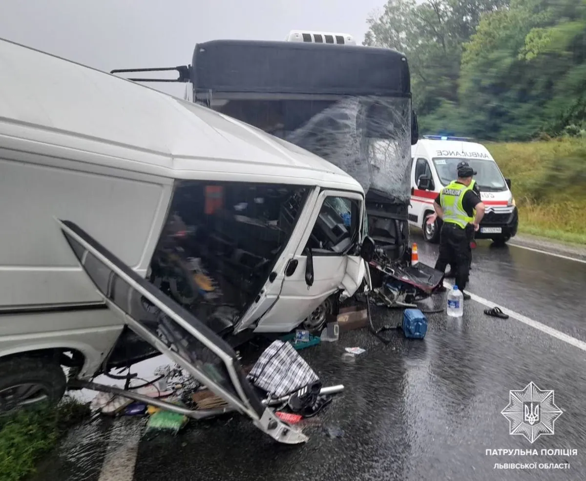 An accident with injuries occurred on the Kyiv-Chop highway: patrol policemen showed photos of a damaged bus and a bus
