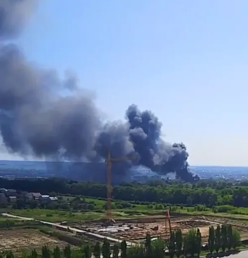 У російському курську спалахнула сильна пожежа. В небі густий стовп диму: що відомо