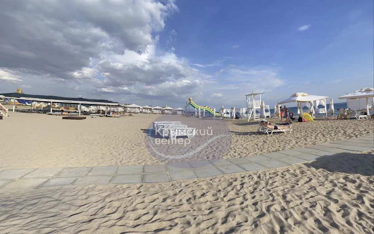 There are empty beaches in occupied Crimea, and the "authorities" warned people about the lack of shelters