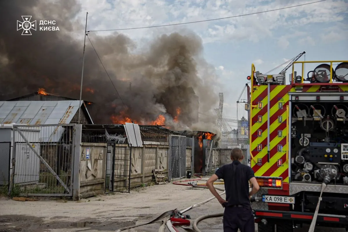 Масштабный пожар в Киеве: огонь распространился на соседние склады