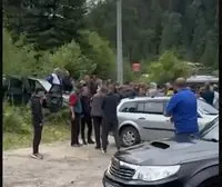 На Івано-Франківщині місцеві жителі напали на представника ТЦК та побили його машину