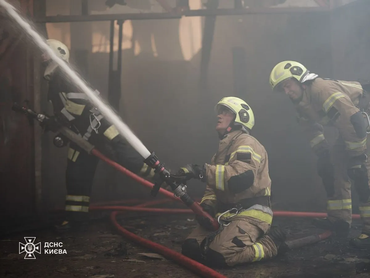 У Києві ліквідовано пожежу у складській будівлі площею 400 кв.м