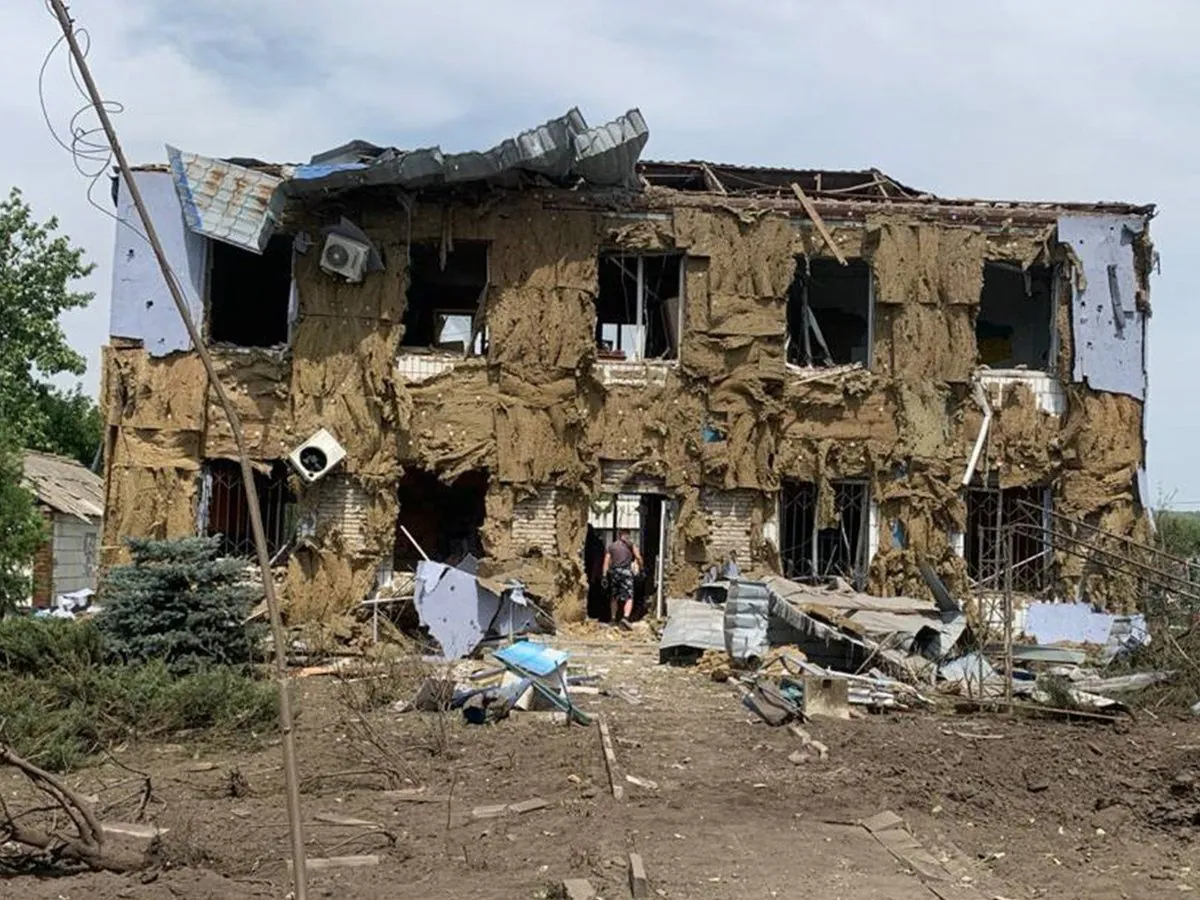 россияне попали рядом с сельсоветом в Донецкой области: сотрудница погибла, 14 ее коллег ранены