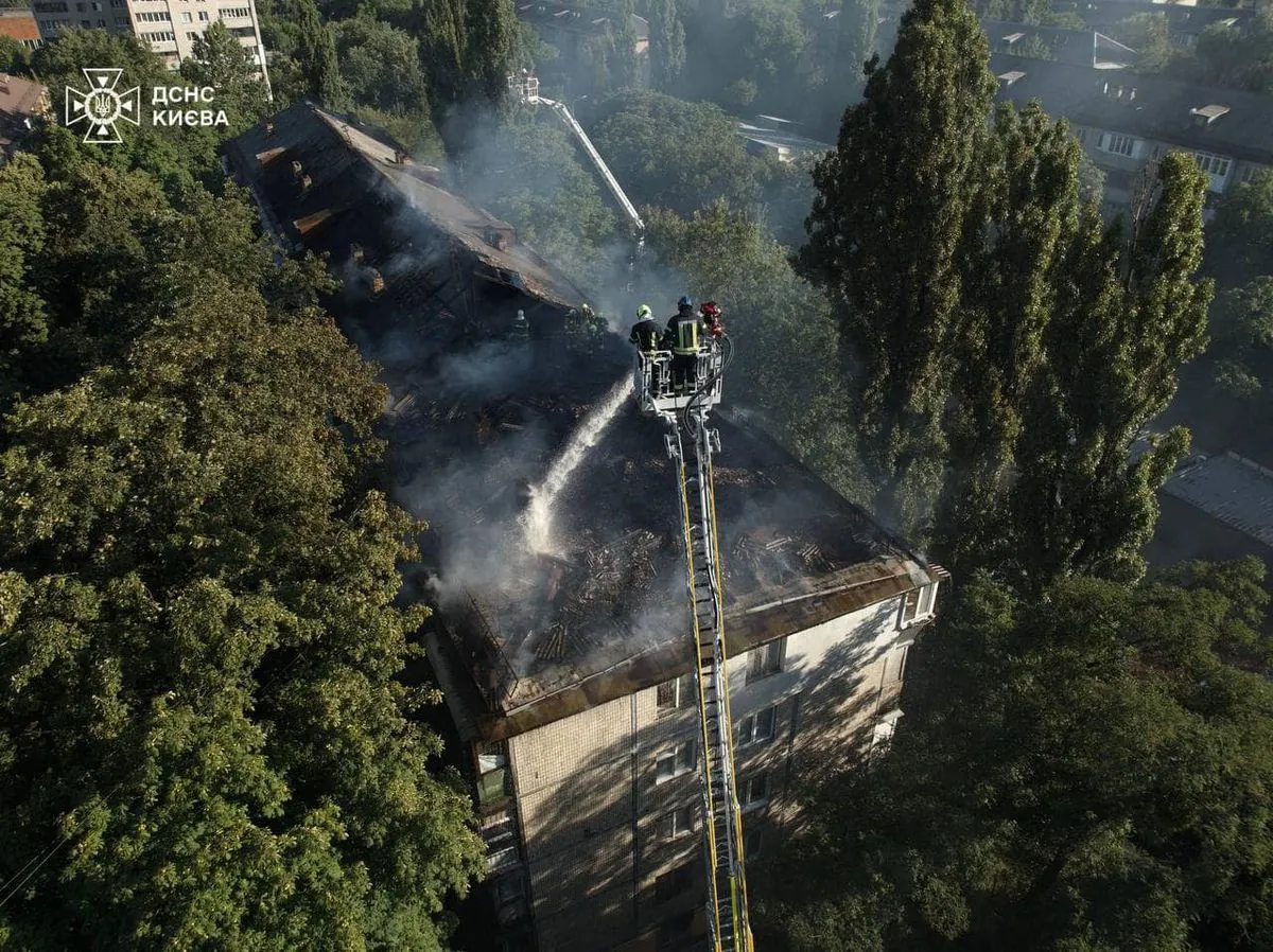 Large-scale fire in a five-story building extinguished in Kyiv: photos from the scene