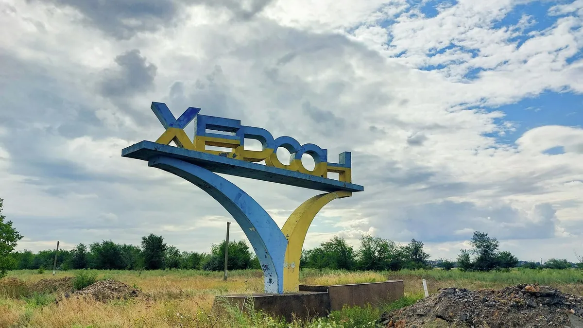 росіяни обстріляли Корабельний район Херсона: є постраждала