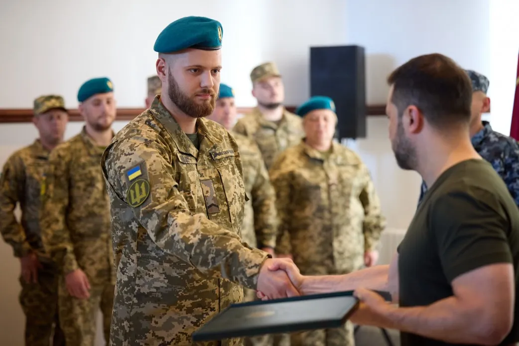 "Чорноморський регіон завжди буде вільним": Зеленський в Одесі нагородив військових моряків
"Чорноморський регіон завжди буде вільним": Зеленський в Одесі нагородив військових моряків