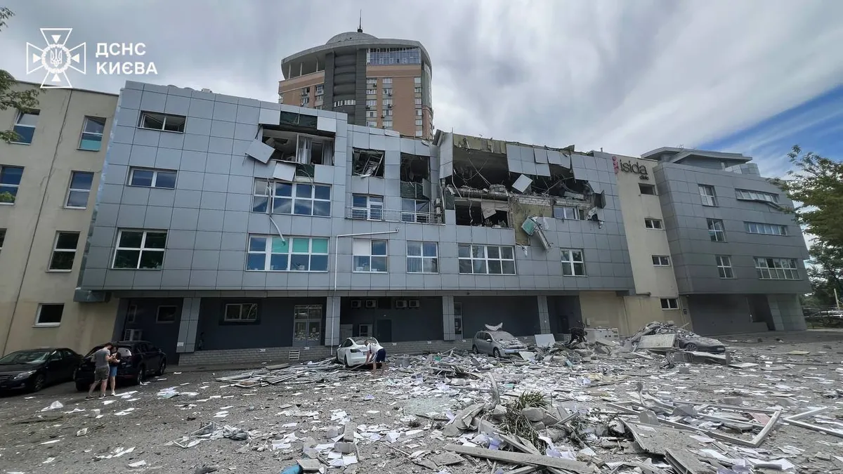 рф нанесла еще один удар по Киеву: поврежден медцентр, есть погибшие и раненые