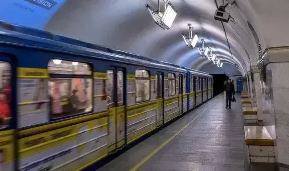 Після ракетного удару по столиці в метро призупинений рух між станціями "Дніпро" та "Лісова"