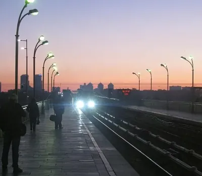У Києві після ударів рф на коліях "червоної" лінії метро знайшли небезпечні предмети. Рух поїздів вже відновили 