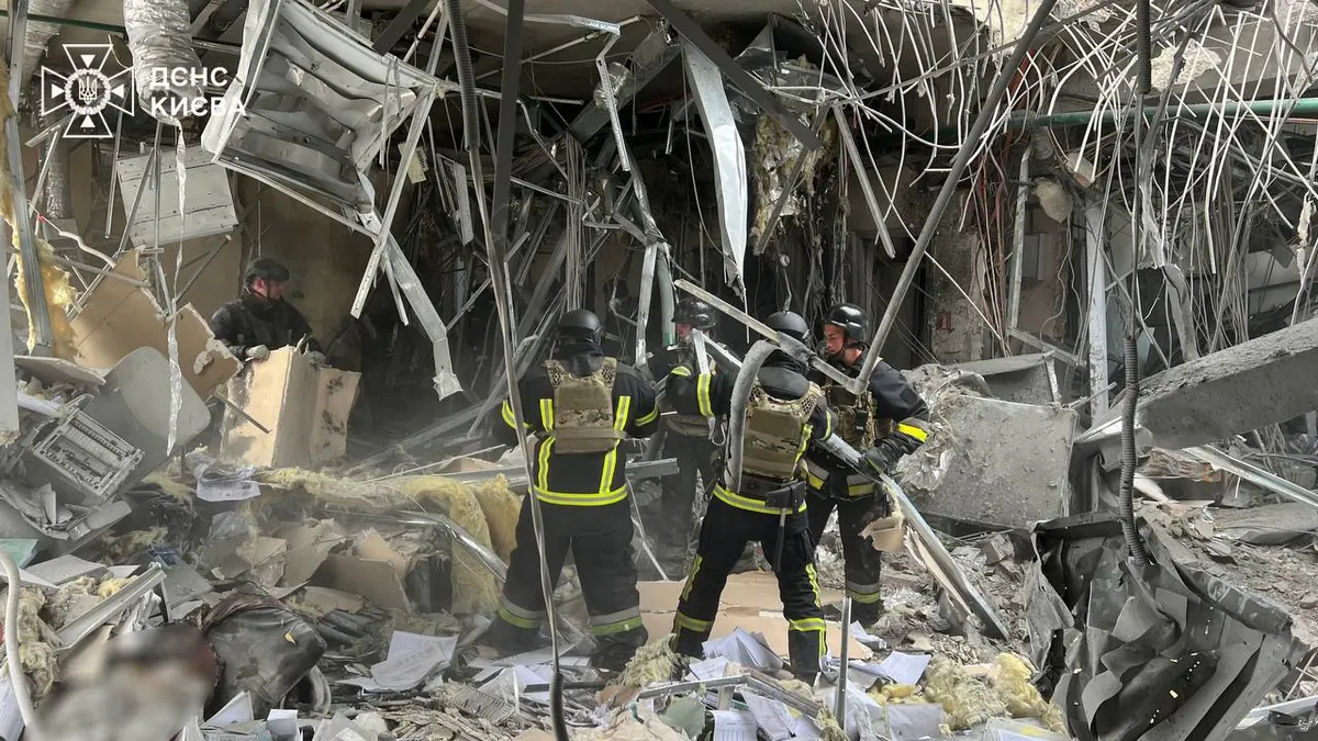 Наслідки ракетного удару рф: у столиці розбирають завали лікарні та зруйнованих житлових будинків 