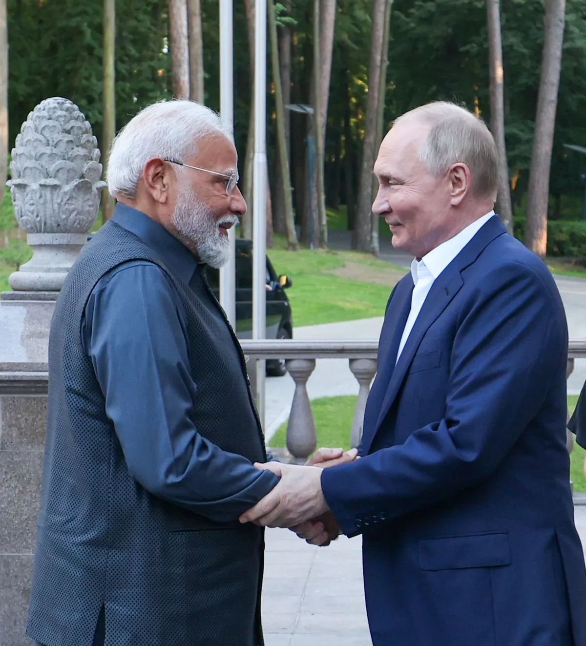 Putin and Modi hold an informal meeting in Novo-Ogaryovo