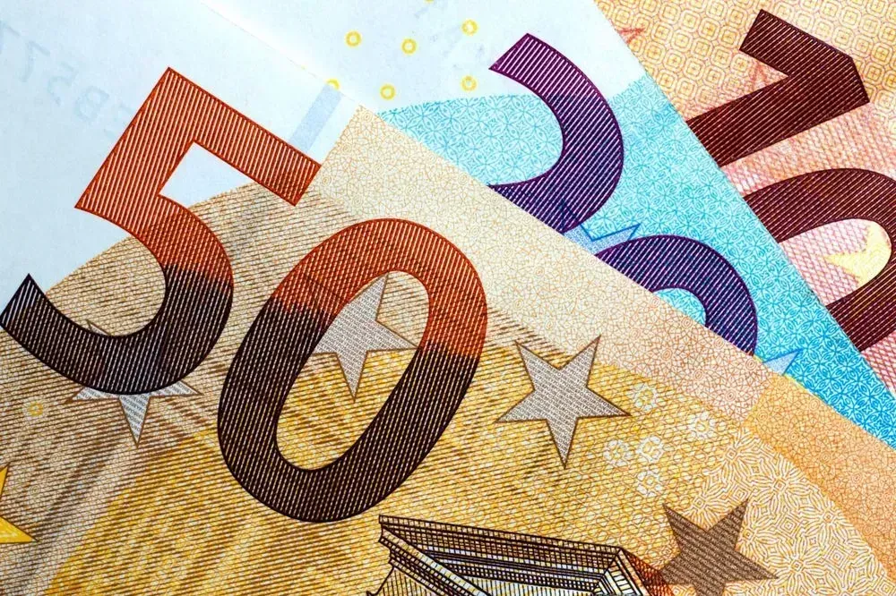 Курс валют на 9 липня: євро вперше зросло до 44 грн, долар також виріс в ціні