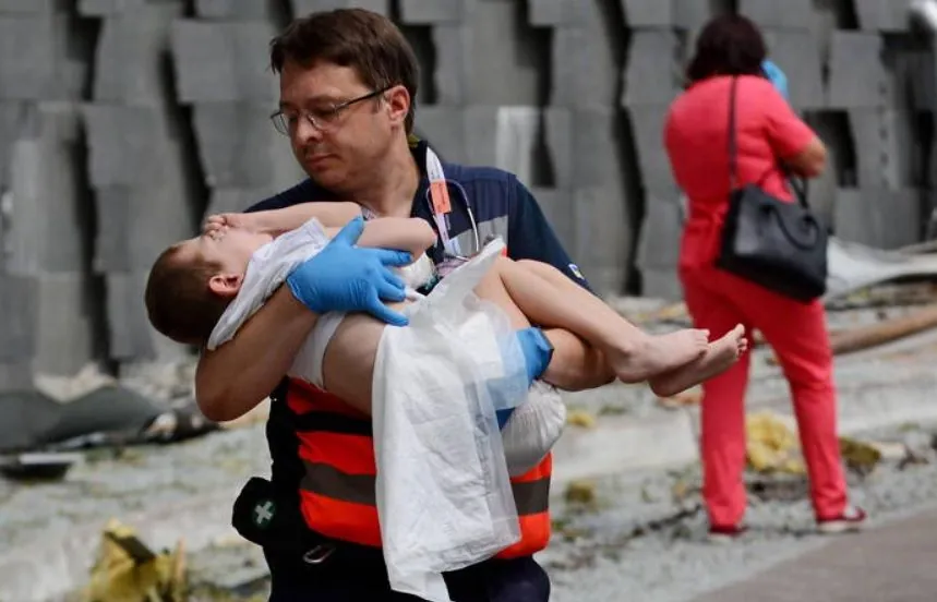 Франція та Швейцарія пропонують евакуювати в свої клініки дітей з “Охматдиту” 