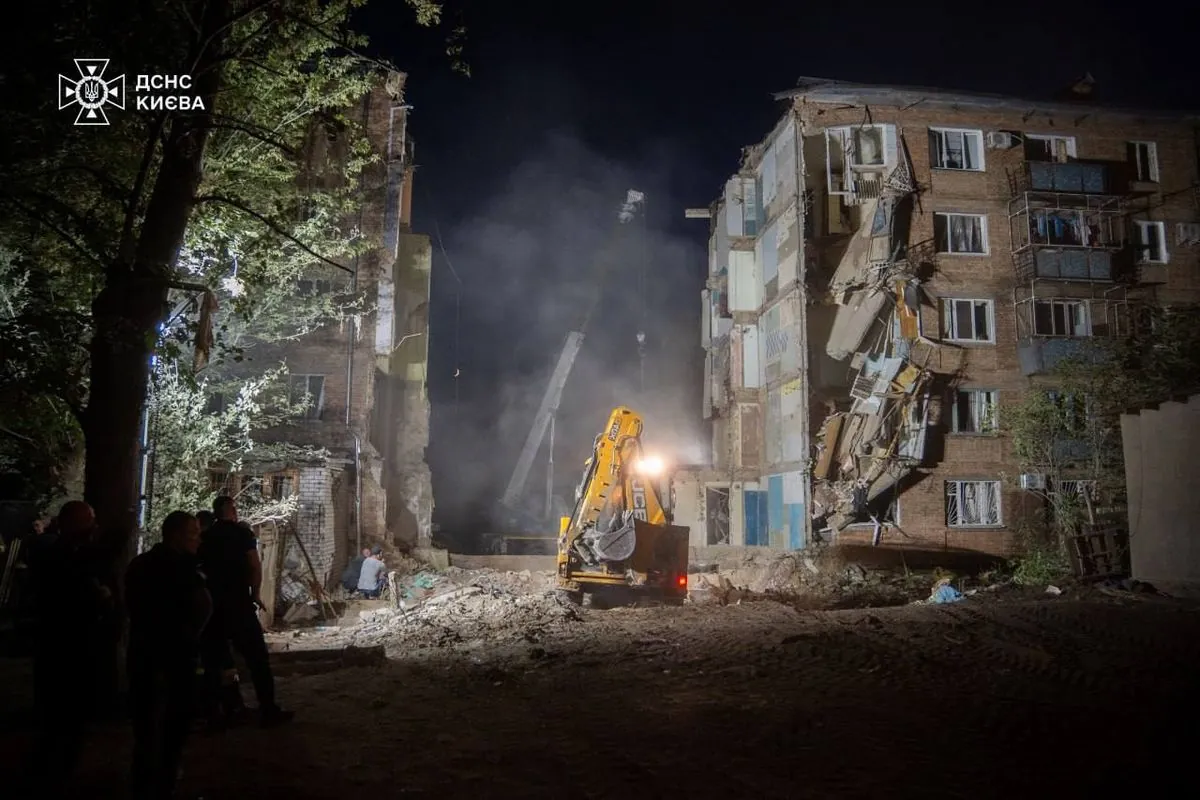 В Киеве завершились спасательные работы после российского обстрела, в результате которого 33 человека погибли, 121 ранен
