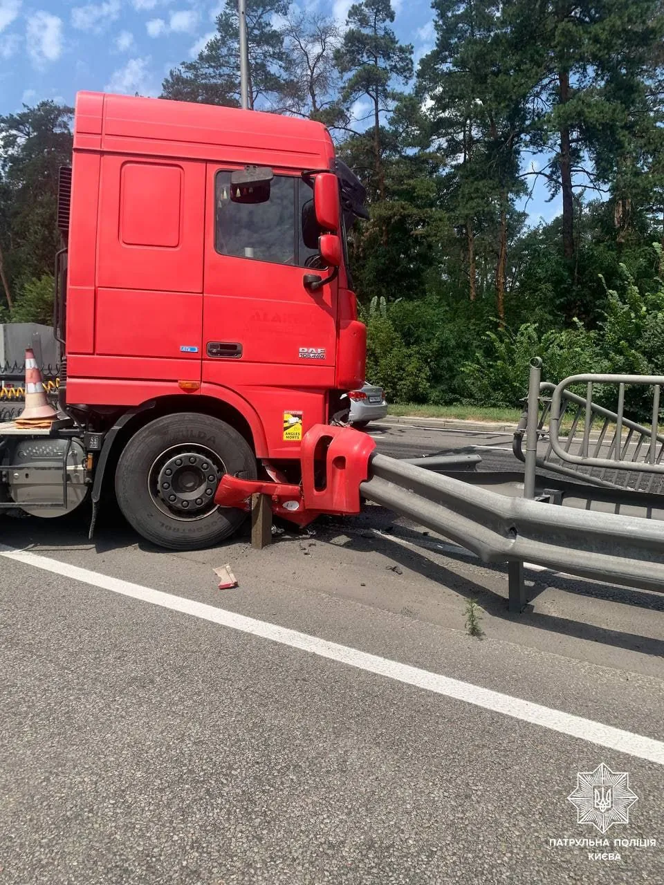 In Kyiv, an accident with a truck disrupts traffic towards the Zhytomyrska metro station