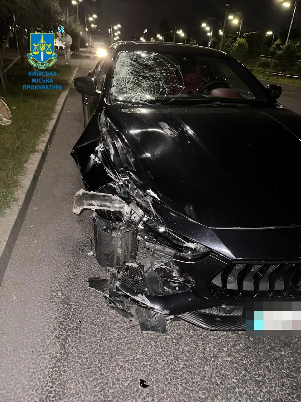 В Киеве ночью Maserati столкнулась с мопедом, есть жертва: водителю машины сообщили о подозрении