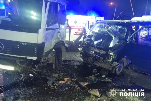 В Черновцах микроавтобус столкнулся с эвакуатором: пострадали 11 человек, в том числе 2 детей