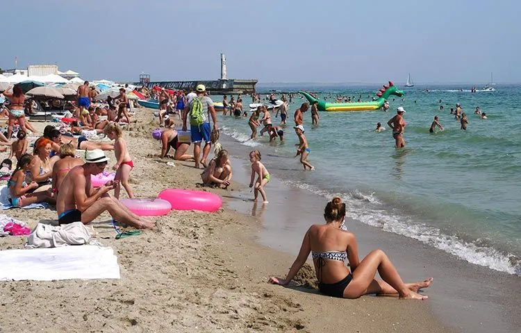Купальный сезон в Одесской области продолжается: отдыхающих принимают более 10 пляжей